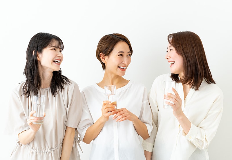 女性が水を飲む画像